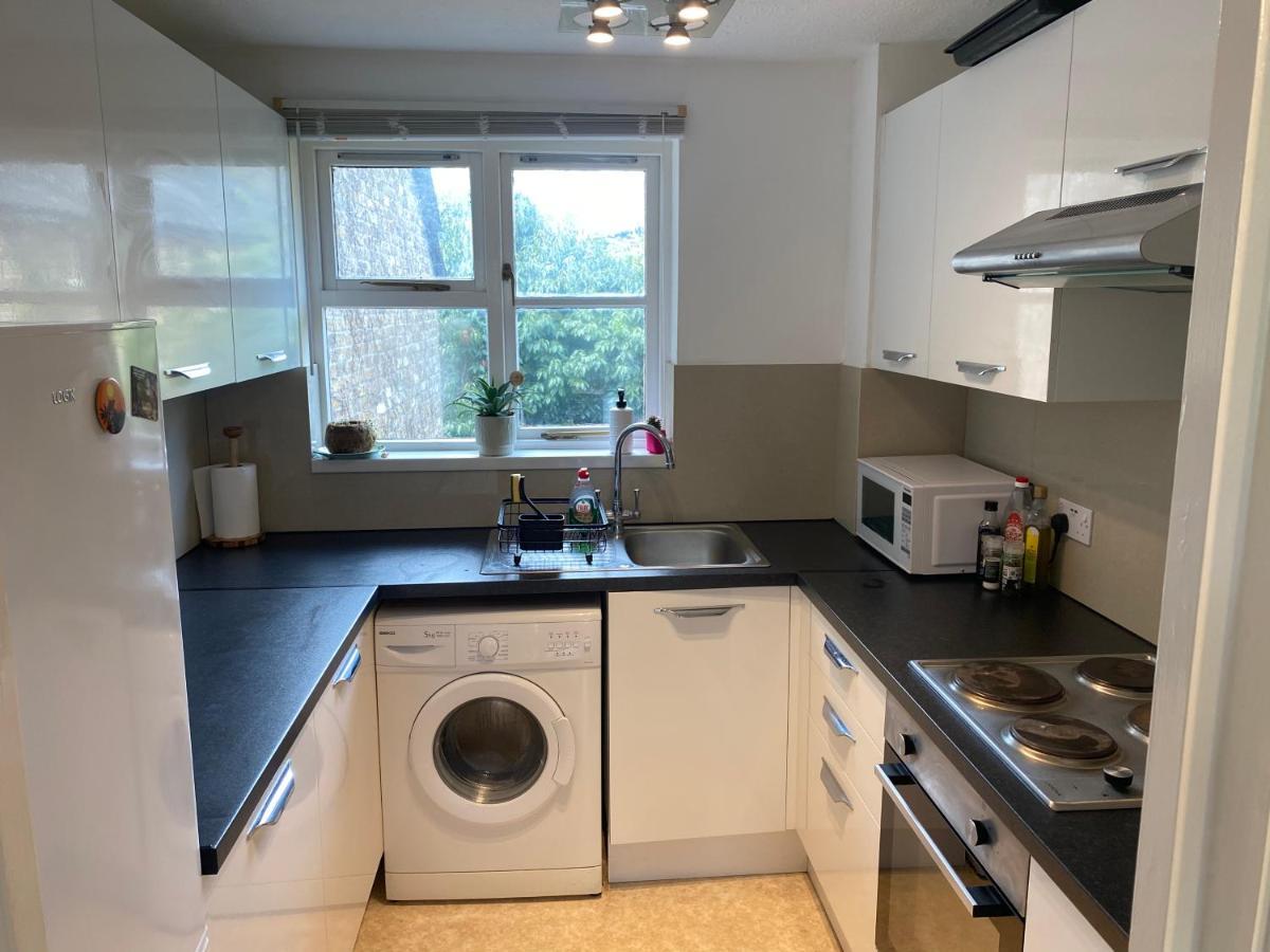 Bright And Comfortable Studio Apartment Лондон Екстериор снимка